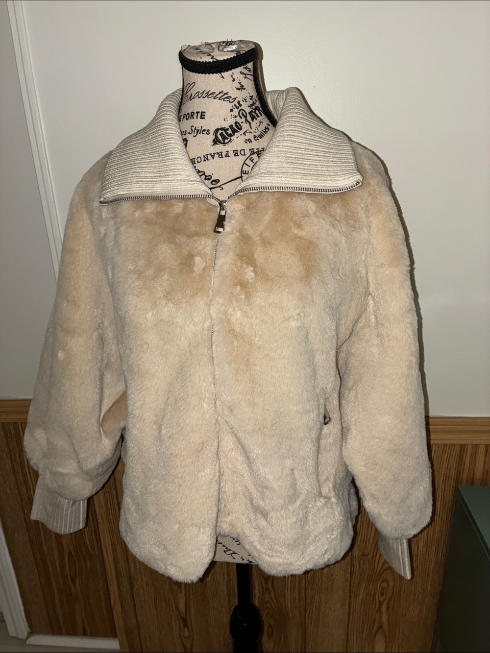 La Fioentina XL Plush Faux Fur Zip-Front & Zip pockets - Cream nwt